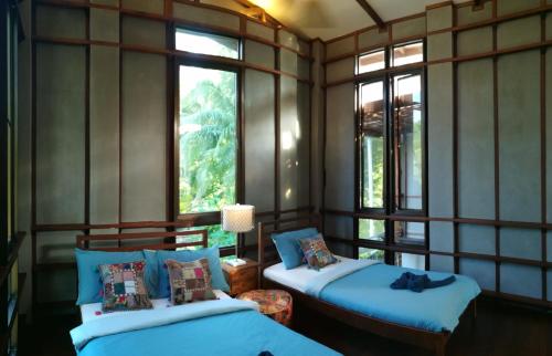 Una cama o camas en una habitación de Mythra Mahasamuthra