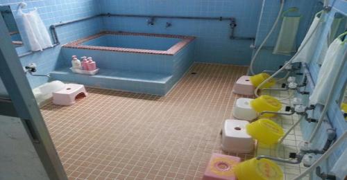 un baño azul con bañera y aseos. en Oshima-gun - Hotel / Vacation STAY 14384, en Furusato