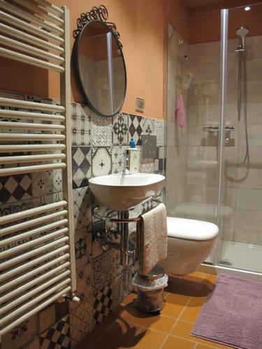 La salle de bains est pourvue d'un lavabo, de toilettes et d'une douche. dans l'établissement Casavacanze I PINI, à Cerbaia