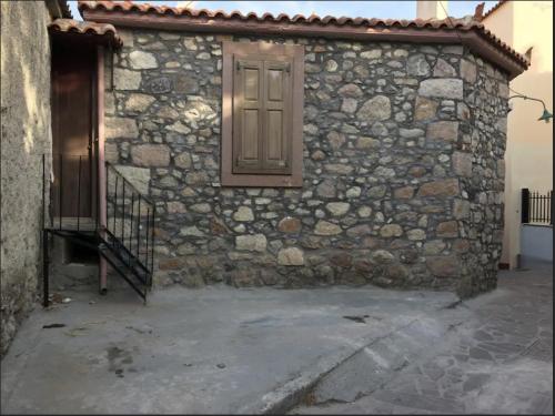 Imagen de la galería de wood and stone in the path of lava, en Ãntissa