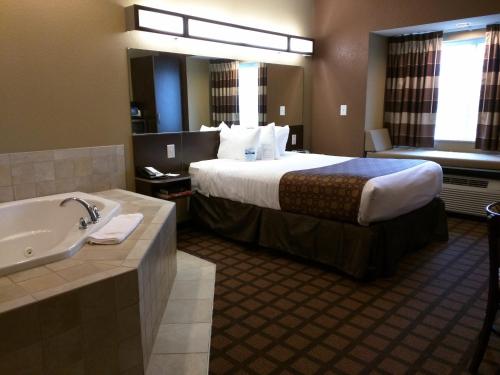 Ένα ή περισσότερα κρεβάτια σε δωμάτιο στο Microtel Inn & Suites by Wyndham Minot