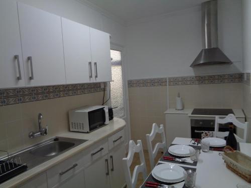 Majoituspaikan Apartamento do Barao keittiö tai keittotila