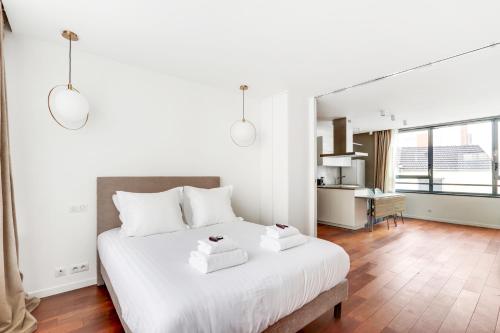 Кровать или кровати в номере Pick A Flat's Apartment rue Pajol - La Chapelle