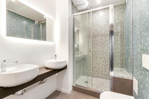 Ванная комната в Pick A Flat's Apartment rue Pajol - La Chapelle