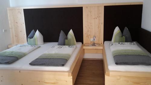 ツェル・アム・ツィラーにあるFerienwohnung Tobiasの二段ベッド2組(枕付)が備わる客室です。