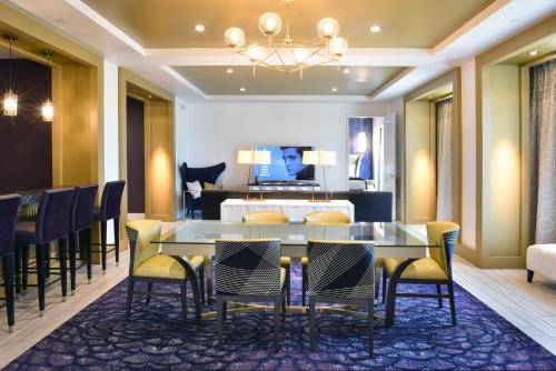 a dining room with a table and chairs at The Guest House at Graceland in Memphis