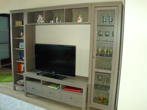 a entertainment center with a flat screen tv at Ferienwohnung Quaiser in Cuxhaven