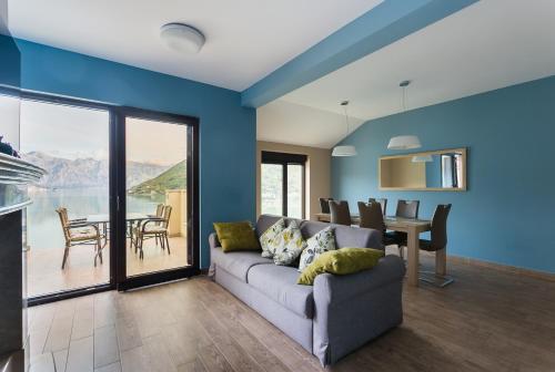 Uma área de estar em Keystone Apartments