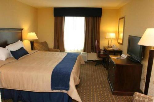 a hotel room with a bed and a television at Holiday Inn Express and Suites Allentown West by IHG in Allentown