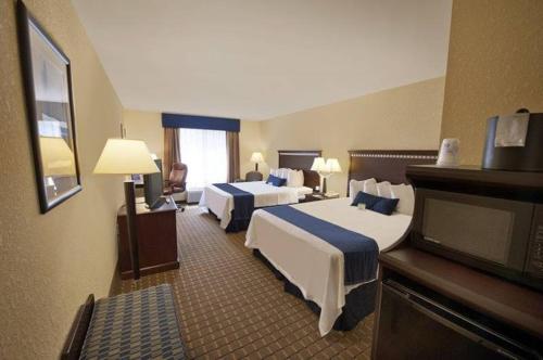 מיטה או מיטות בחדר ב-Holiday Inn Express and Suites Allentown West, an IHG Hotel