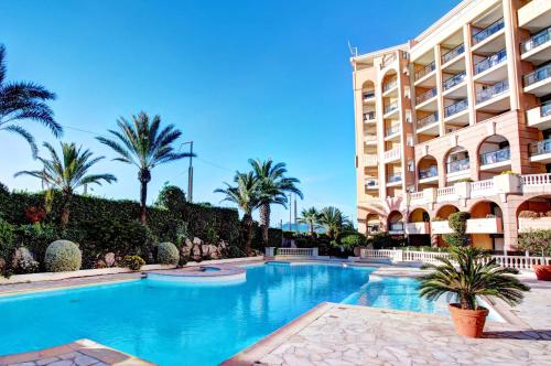 einem Pool vor einem Gebäude in der Unterkunft Cannes apartment with sea view and aircondition in Cannes