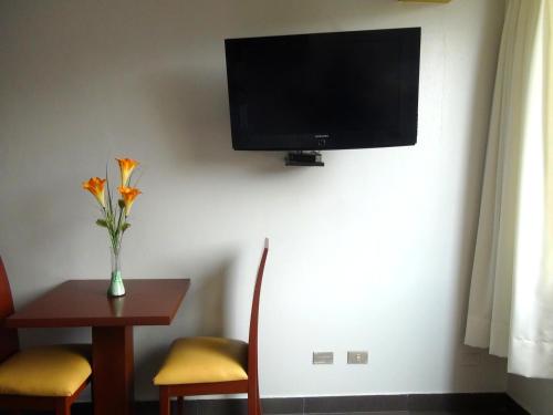 Uma TV ou centro de entretenimento em Hotel Sumaq Inn Sac
