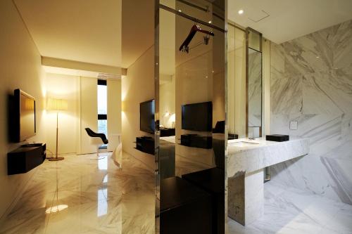 baño con encimera de mármol y espejo en Urban Boutique Hotel, en Anyang
