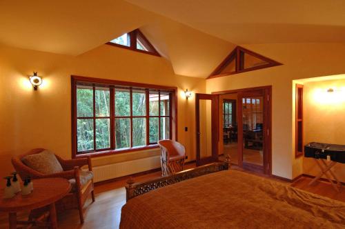 a bedroom with a large bed and a window at YAN KEE WAY LODGE BUNGALOW in Puerto Varas