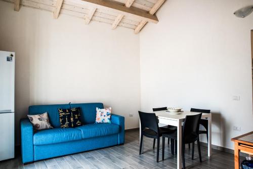 uma sala de estar com um sofá azul e uma mesa em Mediterranean house em SantʼAntìoco