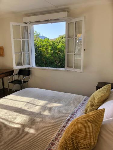 sypialnia z łóżkiem i oknem w obiekcie Casa Ryan w mieście Santiago