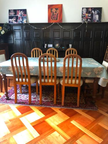 stół w jadalni z czterema krzesłami wokół niego w obiekcie Casa Ryan w mieście Santiago