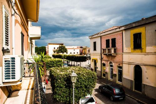 uma vista para uma rua com edifícios e um carro em Mediterranean house em SantʼAntìoco