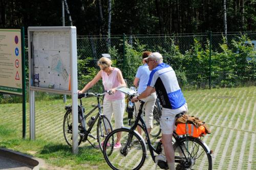 a man and a woman standing next to a bike at Vakantiewoning Zavelbos in Maaseik