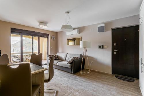 Uma área de estar em Keystone Apartments
