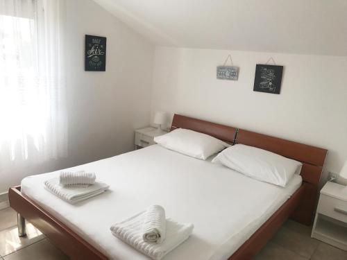 ein Schlafzimmer mit einem Bett mit zwei Handtüchern darauf in der Unterkunft Vila Virago in Vir