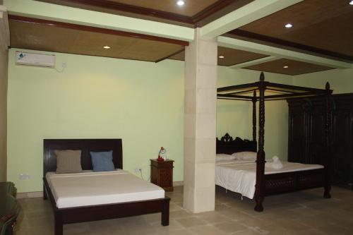een slaapkamer met twee bedden in een kamer bij Wonder-Land Villa in Ubud