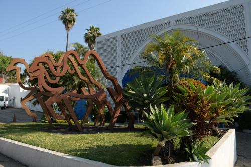 a metal sculpture of a lizard in front of a building at Villa Bejar Cuernavaca in Cuernavaca