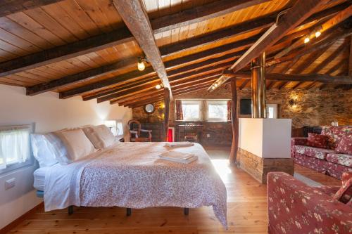 een slaapkamer met een bed in een kamer met houten plafonds bij Loft Caminha in Caminha