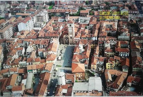une vue aérienne sur une ville aux toits rouges dans l'établissement TORINO LOW COST, à Chivasso