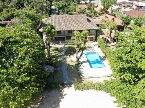 乌巴图巴Casarão Villa al Mare的带游泳池的房子的鸟瞰图