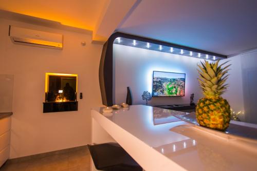 A television and/or entertainment centre at Apartment PLAZA ----Wallbox 11kW 16A ----- Private SPA- Jacuzzi, Infrared Sauna, Luxury massage chair, Parking, Entry with PIN 0 - 24h, FREE CANCELLATION UNTIL 2 PM ON THE LAST DAY OF CHECK IN
