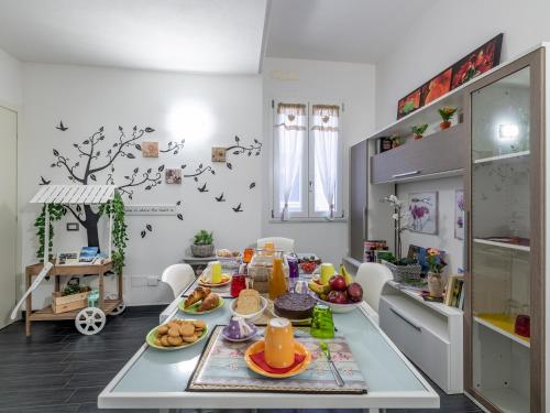 een eetkamer met een tafel met eten erop bij Affittacamere Sa Pardula in Cagliari