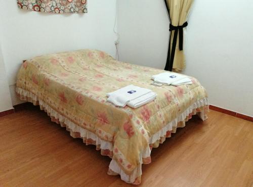 a bed with two towels on it in a room at Departamento Familiar Centro in San Agustín de Valle Fértil