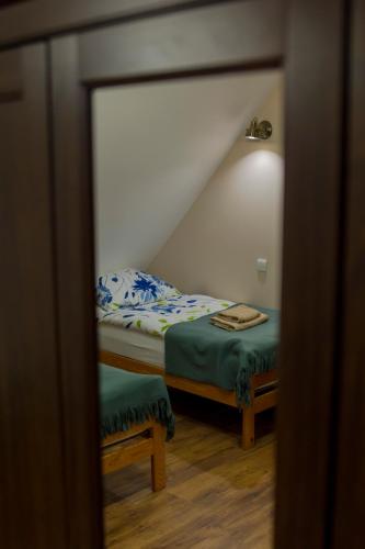 Ein Bett oder Betten in einem Zimmer der Unterkunft Bacówka na Zadzielu
