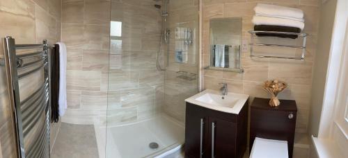 A bathroom at Yeovil Town Centre - Large 2 Bedroom Apt With Parking