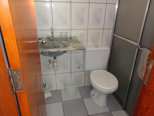 a small bathroom with a sink and a toilet at FARO FINO 106 ORLANDO in Goiânia