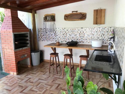 O bucătărie sau chicinetă la Casa Santana do Paraíso