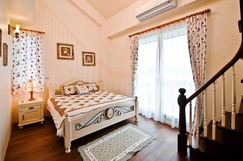 a bedroom with a bed and a large window at POP B&B in Dayin