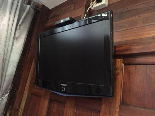 a flat screen tv hanging on a wall at Baan Rai Pu Fa in Sattahip