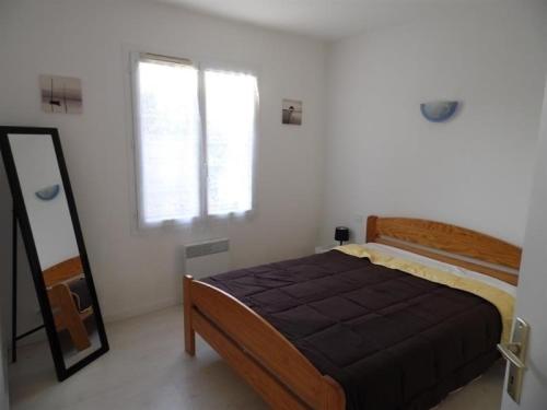 Llit o llits en una habitació de Maison La Faute-sur-Mer, 3 pièces, 5 personnes - FR-1-194-183