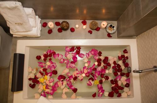 a bunch of flowers on a table in a room at La Casona Monsante in Chachapoyas