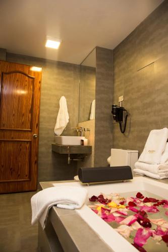 a bathroom with a tub and a sink and a mirror at La Casona Monsante in Chachapoyas