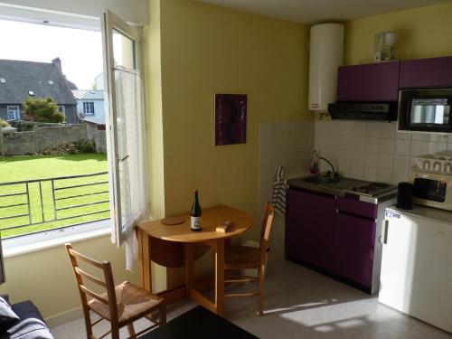 cocina con mesa pequeña y cocina con ventana en Résidence Honoré de Balzac, en Brest