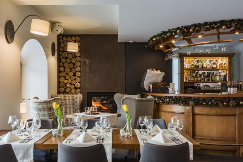 a restaurant with tables and chairs and a bar at Hotel Batory in Szczawnica