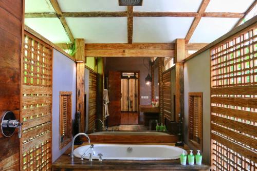 Un baño de Villa Bhuvana with private swimming pool