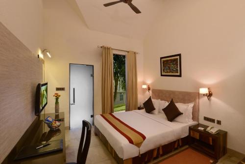 Postel nebo postele na pokoji v ubytování Shri Radha Brij Vasundhara Resort & Spa