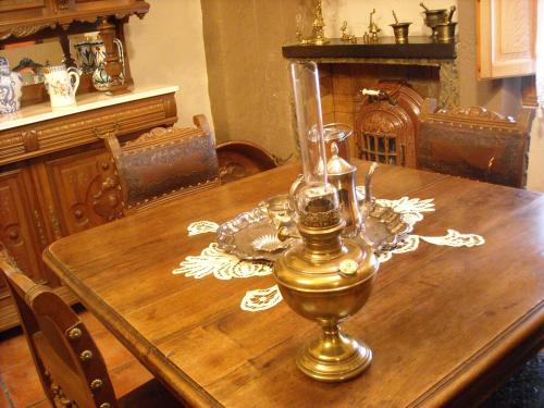 una mesa de comedor de madera con una lámpara. en La Quinta del abuelo Félix, en Valeria