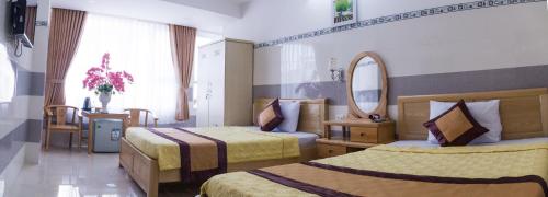 Giường trong phòng chung tại Khách Sạn Flower Sky Nha Trang