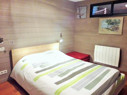 une chambre avec un lit et une chaise rouge dans l'établissement BELLEVUE Maison Atypique Grande Terrasse au Calme, à Pyla-sur-Mer