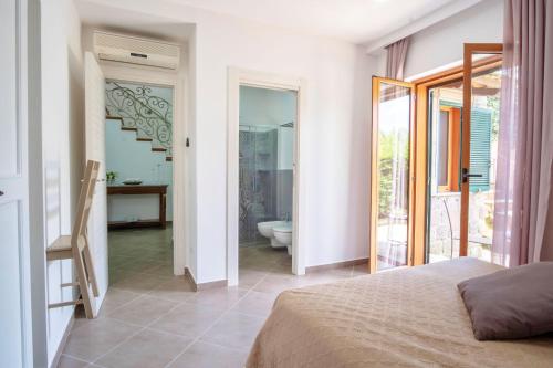 sypialnia z łóżkiem i łazienką w obiekcie Villa Marika - PRIVATE HEATED POOL w mieście Massa Lubrense